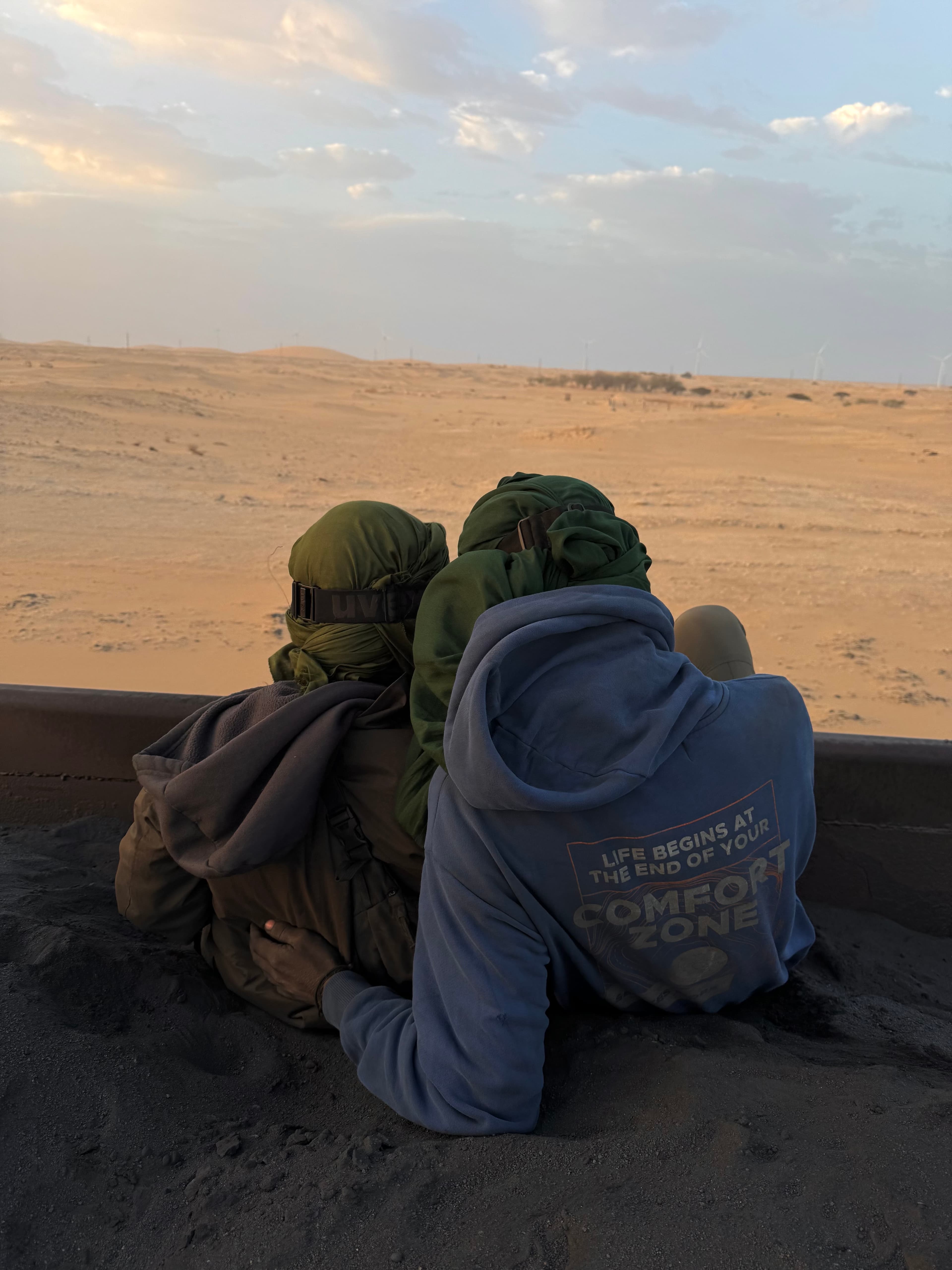 Silvia ed Emilio in viaggio insieme su un treno nel Sahara